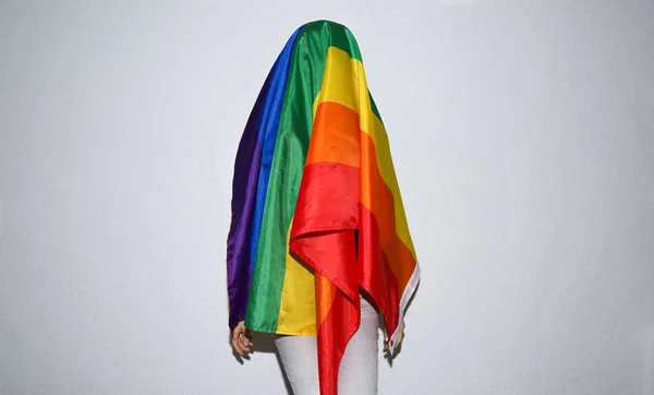 Mujer Lesbiana Joven Con Bandera Del Arco Iris Escondiendo Cara — Foto de Stock