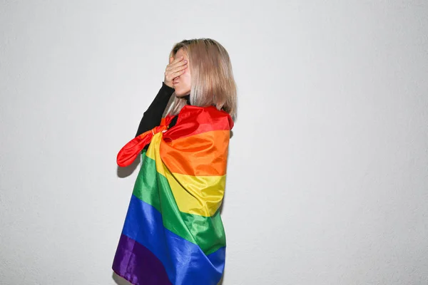Mujer Lesbiana Joven Con Bandera Del Arco Iris Escondiendo Cara — Foto de Stock
