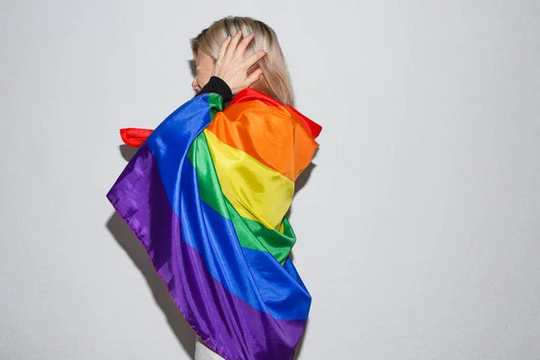 Mujer Lesbiana Joven Con Bandera Del Arco Iris Escondiendo Cara — Foto de Stock