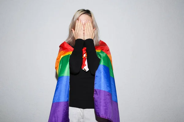 Mujer Lesbiana Joven Con Bandera Del Arco Iris Escondiendo Cara — Foto de Stock