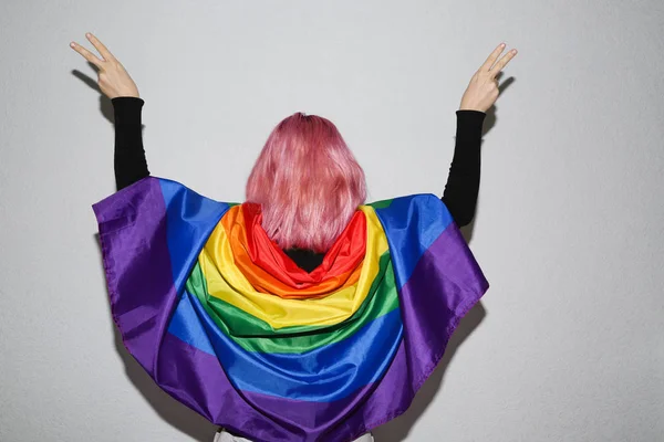 Joven Lesbiana Con Pelo Rosa Para Atrás Con Bandera Del — Foto de Stock