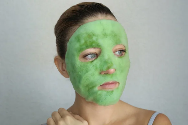 緑のバブルフェイスマスク 自宅での顔治療 — ストック写真