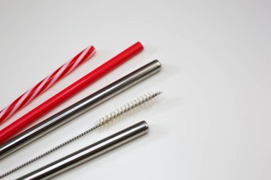 Meyve suyu içmek ve temizlemek için paslanmaz metal pipetler. Sıfır atık.