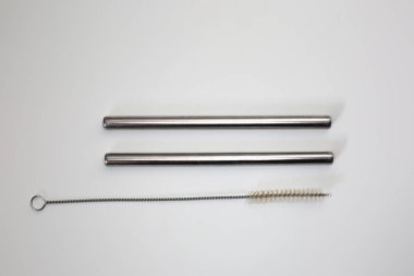 Meyve suyu içmek ve temizlemek için paslanmaz metal pipetler. Sıfır atık.