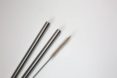 Meyve suyu içmek ve temizlemek için paslanmaz metal pipetler. Sıfır atık.