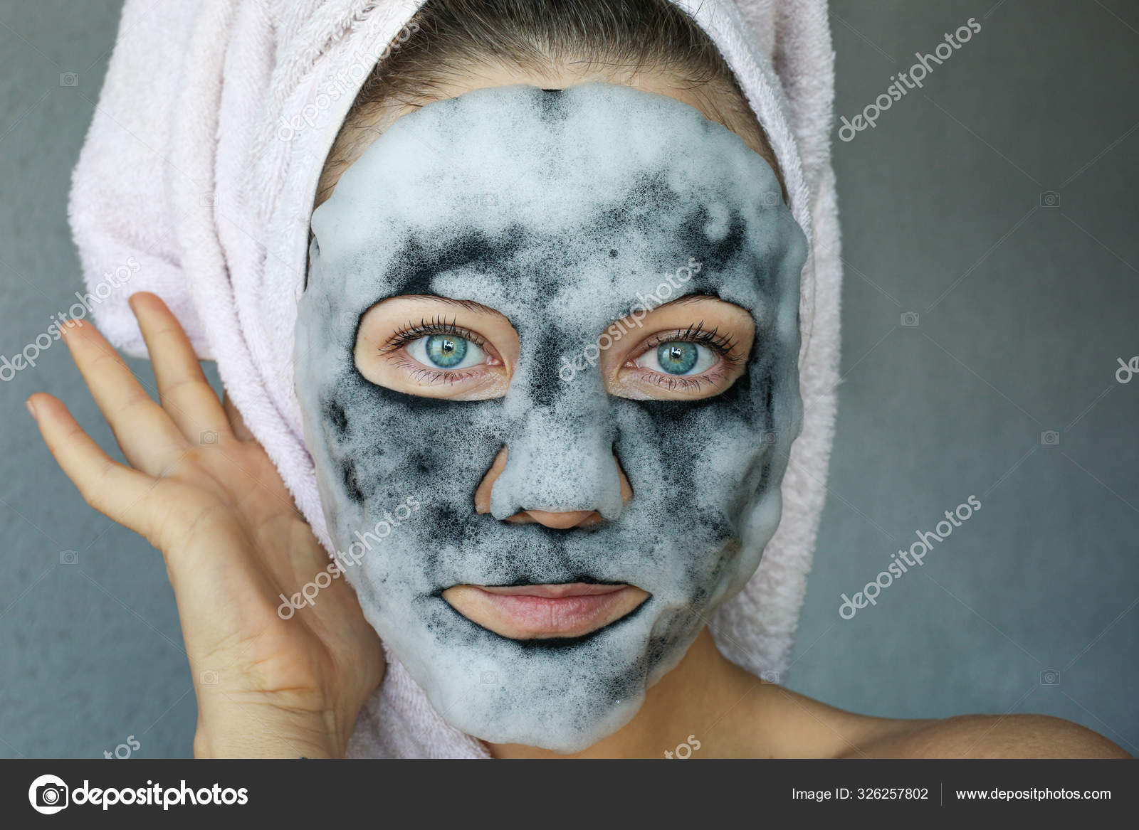Masque Visage Charbon Bois Bulles Belle Jeune Femme Avec Masque image libre  de droit par mariemandorino © #326257976