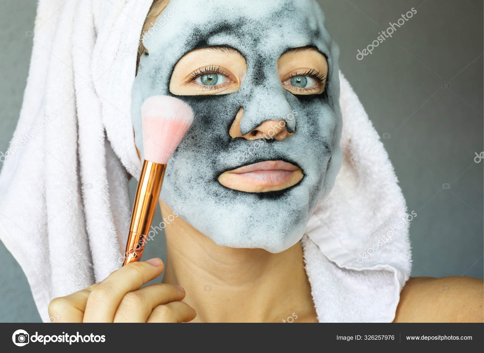 https://st3.depositphotos.com/27198852/32625/i/1600/depositphotos_326257976-stock-photo-bubble-charcoal-oxygen-face-mask.jpg