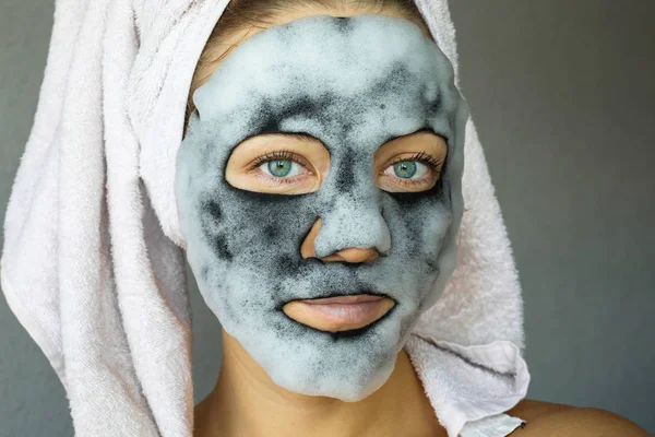 Bańkowa Maska Tlenowa Twarz Piękna Młoda Kobieta Gazowaną Maską Ręcznikiem — Zdjęcie stockowe