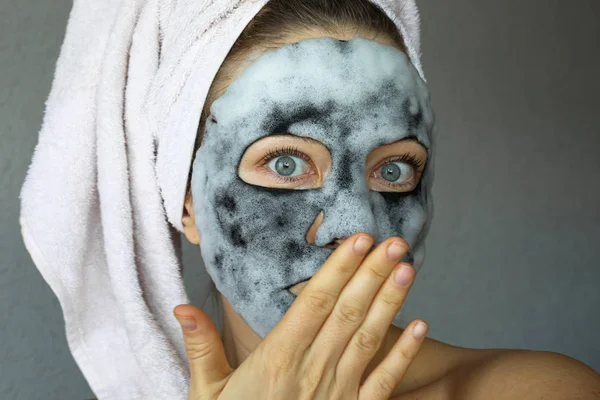 バブル木炭酸素フェイスマスク 頭の上に炭酸マスクとタオルを泡立てる美しい若い女性 顔治療 — ストック写真