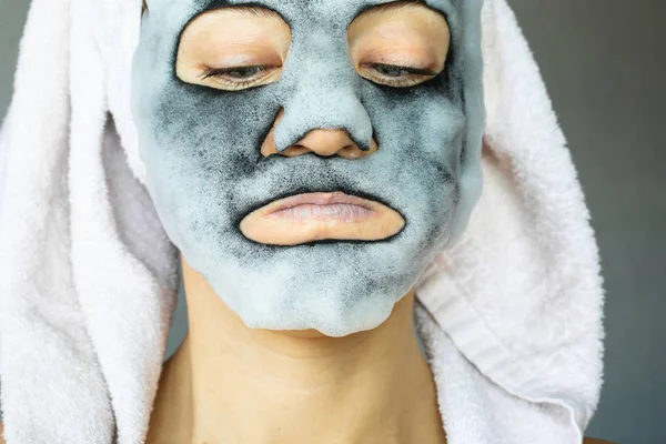 Bubble Arang Oksigen Wajah Masker Wanita Muda Cantik Dengan Menggelegak — Stok Foto