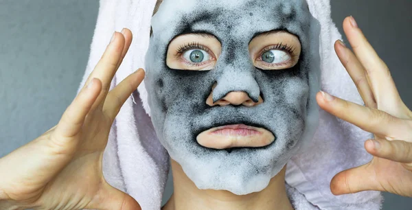 Carbón Burbuja Oxígeno Mascarilla Hermosa Mujer Joven Con Burbujeante Máscara —  Fotos de Stock