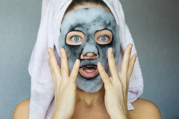 Carvão Vegetal Máscara Facial Oxigênio Bolha Mulher Bonita Com Borbulhante — Fotografia de Stock