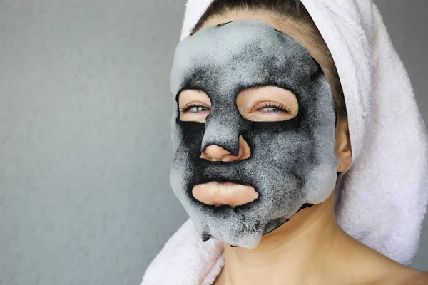 Bańkowa Maska Tlenowa Twarz Piękna Młoda Kobieta Gazowaną Maską Ręcznikiem — Zdjęcie stockowe