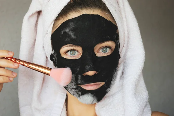Máscara Carvão Negro Mulher Bonita Com Máscara Carbonatada Preta Toalha — Fotografia de Stock