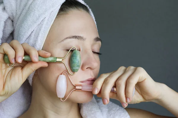 Egy Aki Zöld Jáde Görgővel Masszírozza Kozmetikai Eszközök Arckezeléshez Vicces — Stock Fotó