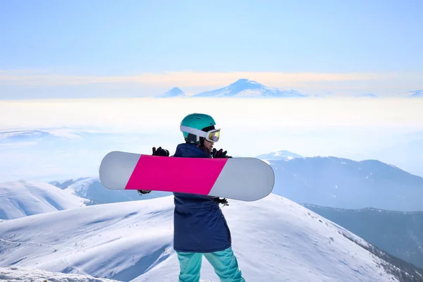 Šťastná Mladá Sportovní Žena Držící Snowboard Vrcholu Hory Tegenis Lyžařském — Stock fotografie