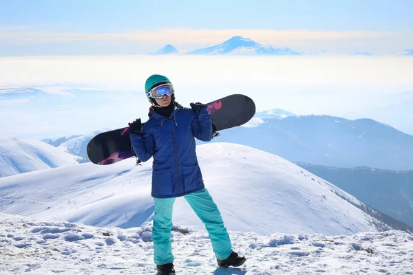 Gelukkige Jonge Sportieve Vrouw Met Snowboard Top Van Berg Tegenis — Stockfoto