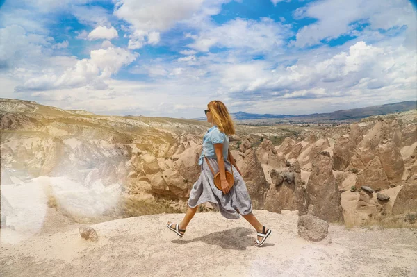トルコのアナトリア州カッパドキアの谷を歩く女性旅行者 — ストック写真