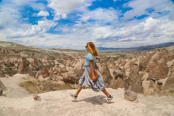 Женщина Путешественница Идущая Долине Каппадокии Анатолия Турция — стоковое фото