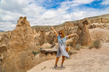 Kapadokya 'da vadide yürüyen kadın gezgin, Anadolu, Türkiye.