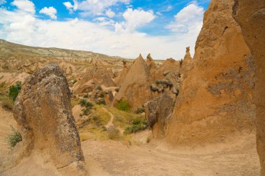 Kapadokya Türkiye 'de kaya oluşumları ve mağaralar. Dağ manzarası.
