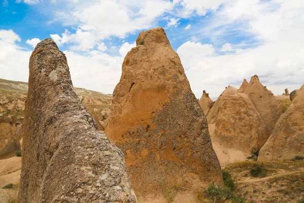 Kapadokya Türkiye 'de kaya oluşumları ve mağaralar. Dağ manzarası.