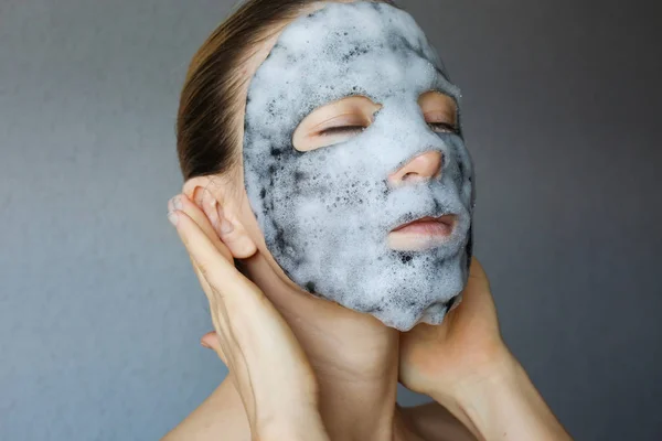 Bubble Gezichtsmasker Populaire Koreaanse Cosmetica Vrouw Met Gezichtsschuim Koolmasker Gezichtsbehandeling — Stockfoto