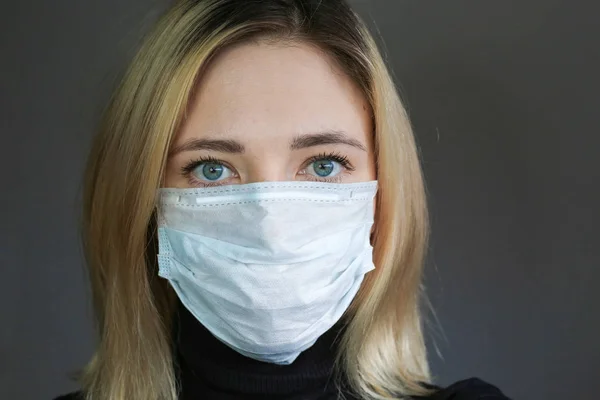 Mujer Enferma Sintiéndose Mal Las Mujeres Usan Máscara Médica Protectora —  Fotos de Stock