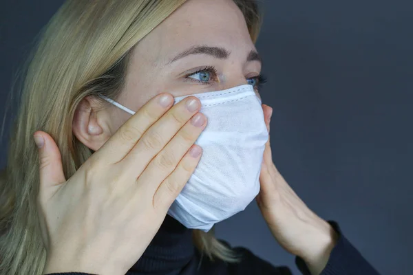 Mulher Doente Sentir Mal Mulher Usar Máscara Médica Protetora Auto — Fotografia de Stock