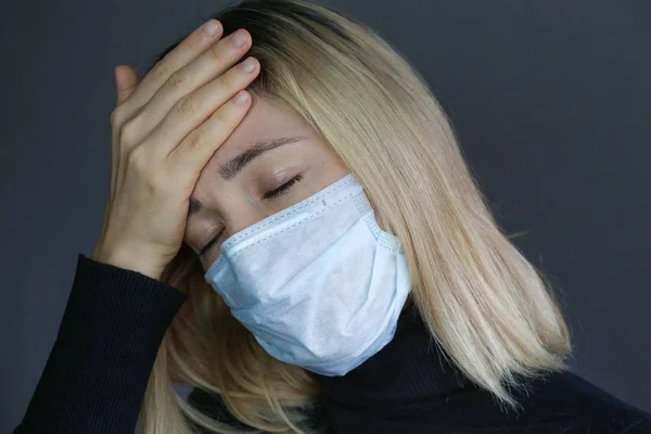Άρρωστη Γυναίκα Αισθάνεται Άσχημα Γυναίκα Φοράει Προστατευτική Ιατρική Μάσκα Αυτοπροστασία — Φωτογραφία Αρχείου