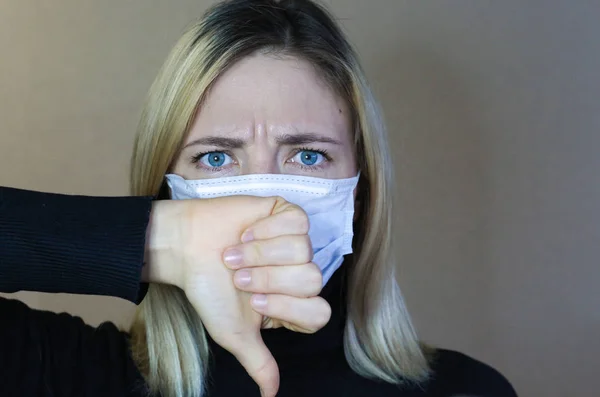 Mulher Doente Sentir Mal Mulher Usar Máscara Médica Protetora Auto — Fotografia de Stock