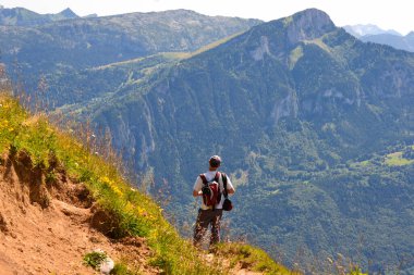 Chamonix, Fransa - 10 Temmuz 2017: Dağlarda yürüyen insanlar.