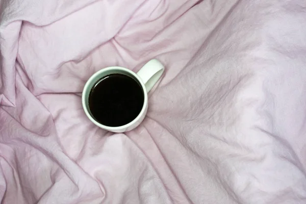 Πρωινή Κούπα Καφέ Ροζ Σεντόνι Φόντο Κύματα Βαμβακερών Υφασμάτων — Φωτογραφία Αρχείου