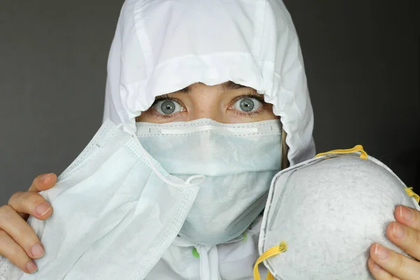 Sjuk Kvinna Bär Medicinsk Ansiktsmask Mot Koronavirus Och Skyddar Sig — Stockfoto