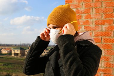 Corona Virüsü konsepti. Sokakta maskeli bir kadın. Virüs salgını konsepti. Kendini koru..