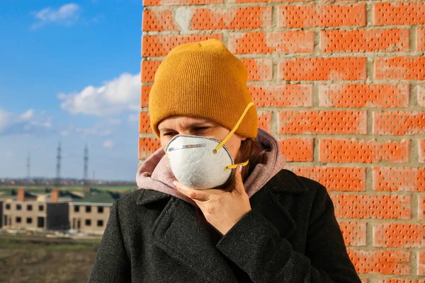 Conceito Vírus Corona Uma Mulher Usar Máscara Rua Conceito Epidemia — Fotografia de Stock