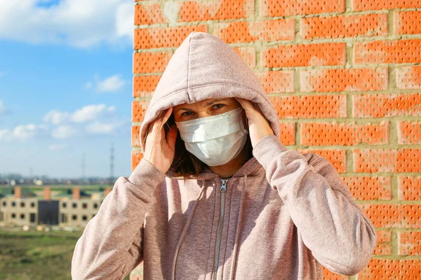 Conceito Vírus Corona Uma Mulher Usar Máscara Rua Conceito Epidemia — Fotografia de Stock
