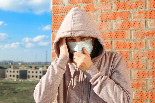 Conceito Vírus Corona Uma Mulher Usar Máscara Rua Conceito Epidemia — Fotografia de Stock