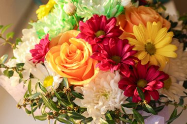 Bir buket güzel çiçek. Yaz mevsimi kavramı.