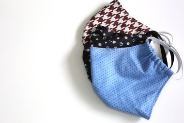 Pamuk yüzlü maskeli adam en iyi görüntüyü verdi. Coronavirus önleyici pamuk maskesi. Renkli el yapımı yüz maskesi.