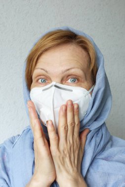 Virüse karşı filtre maske takan olgun bir kadın. Moda tıbbi yüz maskesi. Dikey fotoğraf.