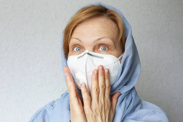 时尚成熟的女人戴着防病毒的滤面面具 时尚医用面罩 — 图库照片