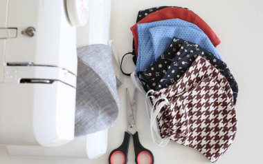 Pamuk maskeleri dikmek için dikiş makinesi. Korona virüsüne karşı korunmak için. Covid 19 virüsüne karşı el yapımı koruyucu maske..