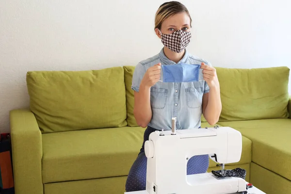 Woman Sewing Face Masks Protect Corona Virus Home Home Made — Stock Photo, Image