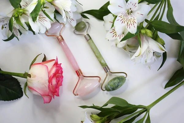 Jade Ansikte Roller För Skönhet Ansiktsmassage Terapi Skönhetsverktyg Rosa Och — Stockfoto