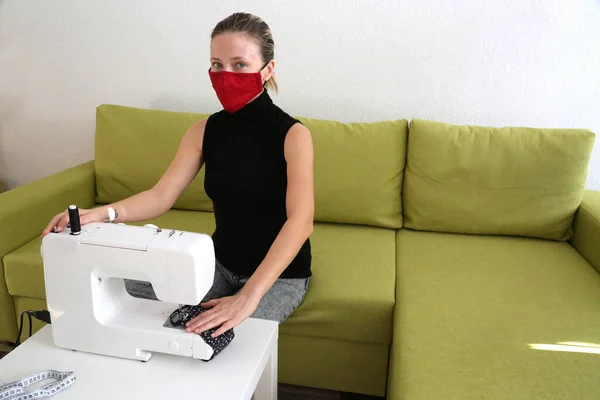 Woman Sewing Face Masks Protect Corona Virus Home Home Made — Stock Photo, Image