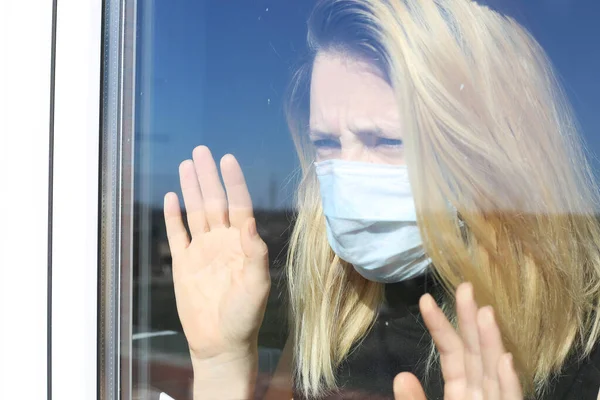 Mulher Usando Máscara Facial Médica Ficar Casa Durante Quarentena Auto — Fotografia de Stock