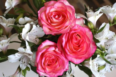 Evdeki güzel gül buketi.