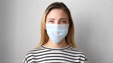 Koronavirüs pandemisinden korunmak için tıbbi maske takan kadın. Covid 19 konsepti.