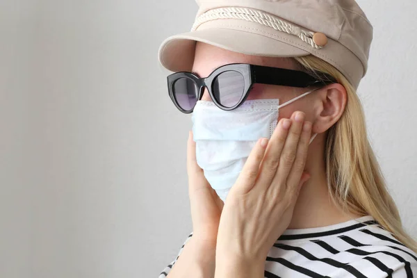 Mulher Usando Máscara Médica Para Proteger Contra Pandemia Coronavírus Conceito — Fotografia de Stock